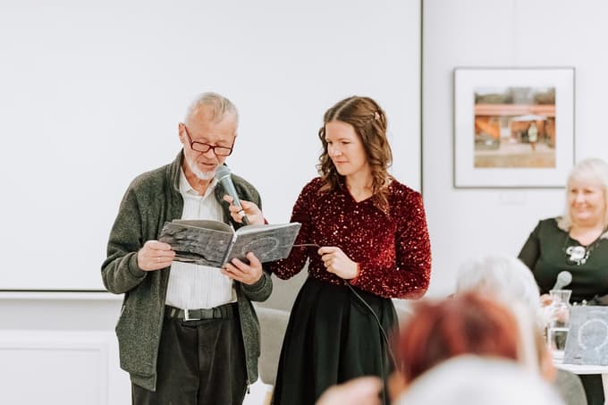 Predstavitev monografije Brezčasnost grajskih spominov v kolesju življenja, bere Jože Prednik, eden od piscev spominov