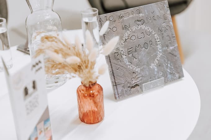 Monografija Brezčasnost grajskih spominov v kolesju življenja avtoric dr. Manje Miklavc in Lee Vavkan