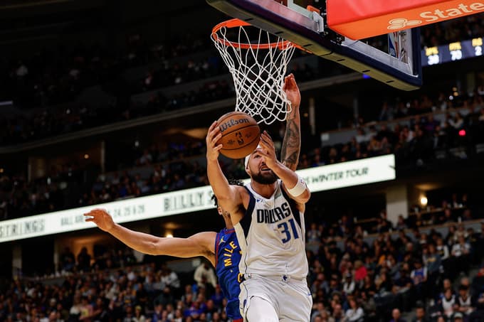 Nov 22, 2024; Denver, Colorado, USA; Dallas Mavericks guard Klay Thompson (31) drives to the net ahead of Denver Nuggets forward Michael Porter Jr. (1) in the third quarter at Ball Arena. Mandatory Credit: Isaiah J. Downing-Imagn Images