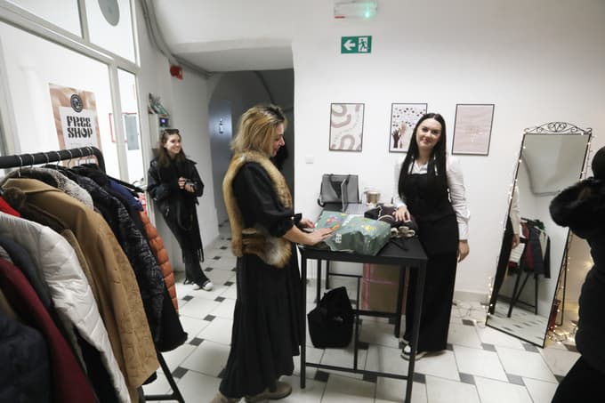 Irina Dubiv iz sosednjega butika Ellen je v trgovinico Iz roke v roko prinesla plašč, ki ga je lastnoročno izdelala.