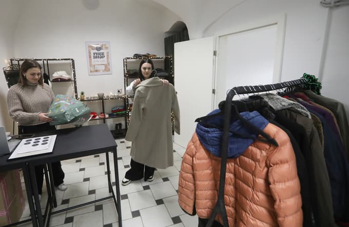 (FOTO) Na Koroški cesti se je odprla trgovina Iz roke v roko, kjer lahko ljudje brezplačno "kupijo" oblačila