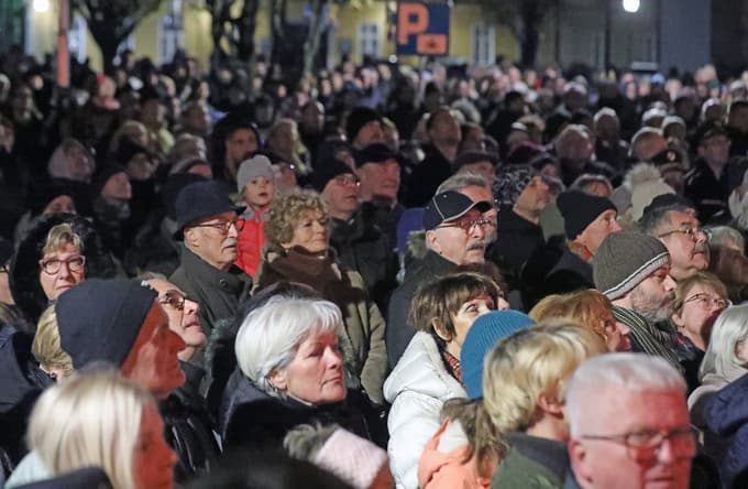 Dokumentarno-umetniške uprizoritve 47 minut, Maistrova akcija za Maribor si je kljub mrazu ogledalo veliko število Mariborčank in Mariborčanov. Foro: Sašo Bizjak