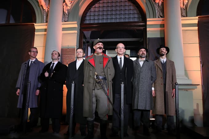 Igralska zasedbo sestavljajo igraci iz Drame SNG Maribor in Lutkovnega gledališče Maribor.