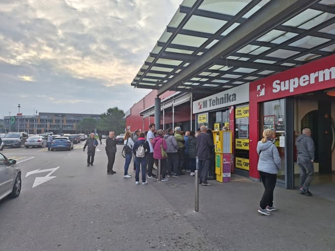 (FOTO) Tukaj je razlog, zakaj kupci oblegajo trgovine Mercator Tehnika