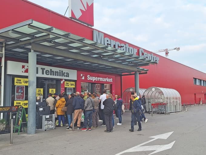 (FOTO) Tukaj je razlog, zakaj kupci oblegajo trgovine Mercator Tehnika