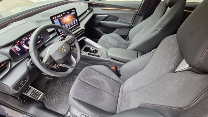 Notranjost je precej podobna drugim članom znamke, po prostornosti pa bi lahko bil tudi družinski avto.