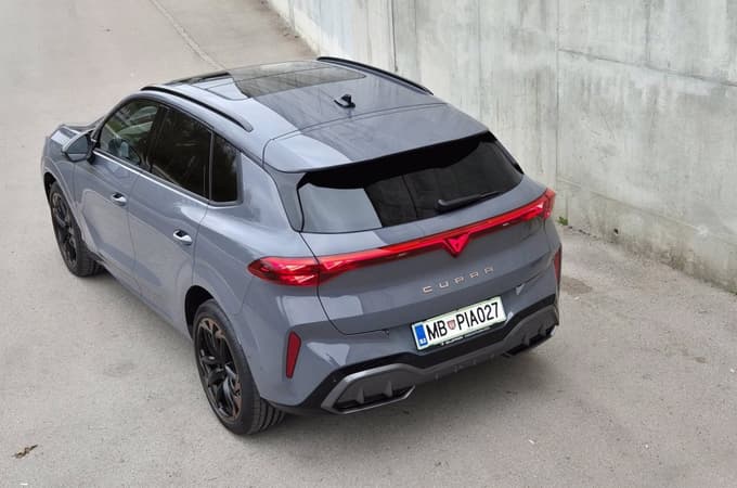 V dolžino meri 4,52 metra, visok je 1,58 metra, širok 1,86 metra.