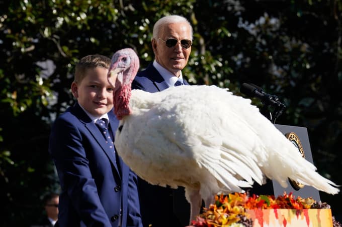 (FOTO) Biden pomilostil še svoja zadnja praznična purana
