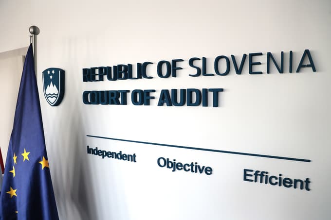 Tudi zaposleni iz neodvisnih institucij nastopajo na trgu dela, za zagotovitev njihove stalnosti in kakovosti ter v izogib negativni selekciji je treba primerno ovrednotiti njihovo delo znotraj sistema plač javnega sektorja, so protest Računskega sodišča komentirali na fiskalnem svetu.
