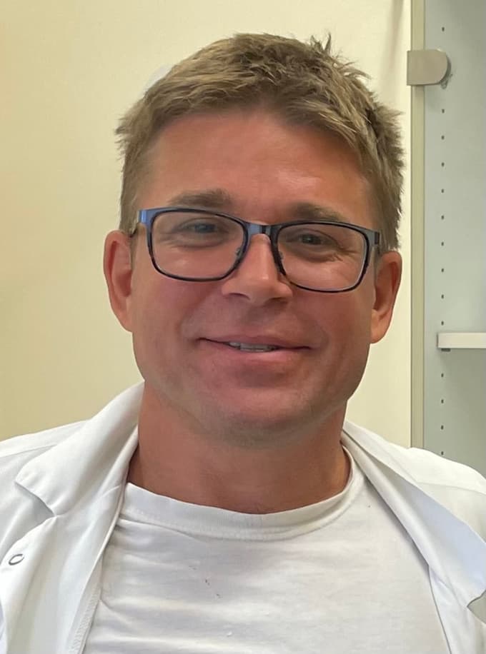 doc. dr. Simon Hawlina
 