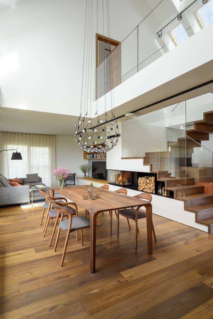 Sodobna tehnologija montažne gradnje in materiali omogočajo nadvse raznoliko arhitekturo, veliko prilagodljivost in razgiban dizajn.