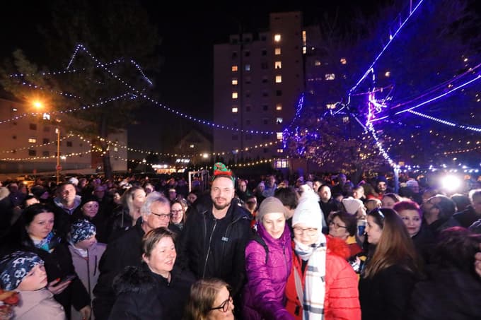 (FOTO in VIDEO) Prižig luči, kot ga na Teznu še ni bilo: Slavka Roškarja podprla množica in mu izpolnila veliko željo