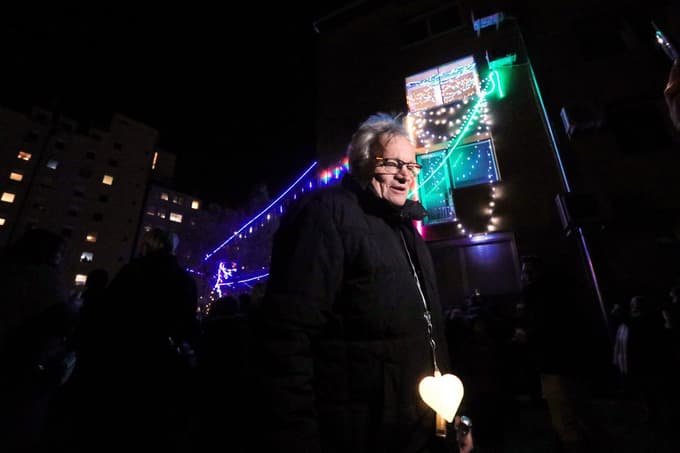 (FOTO in VIDEO) Prižig luči, kot ga na Teznu še ni bilo: Slavka Roškarja podprla množica in mu izpolnila veliko željo