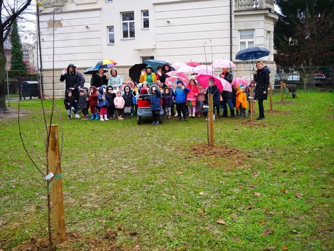Otroci s predstavnicami vrtca v enoti Kosarjeva ob novih jablanah