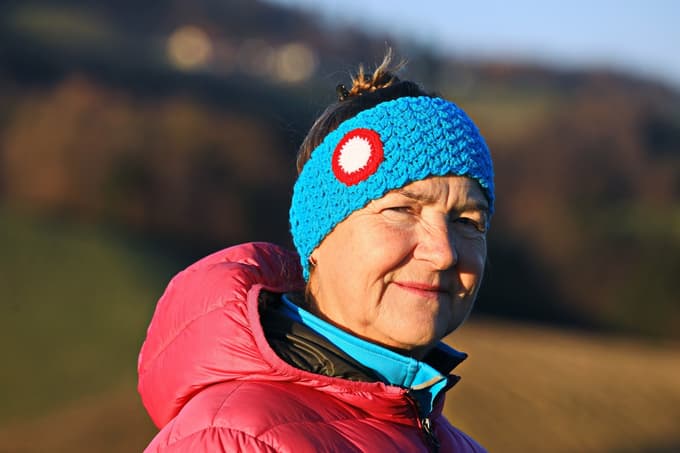 Začela je kvačkati zimske trakove, katerih izkupiček bo namenjen dokončanju planinskega doma na Treh kraljih. Vsak trak ima Knafelčevo markacijo, ki simbolizira vabilo, da zapustimo cono udobja in storimo nekaj dobrega.