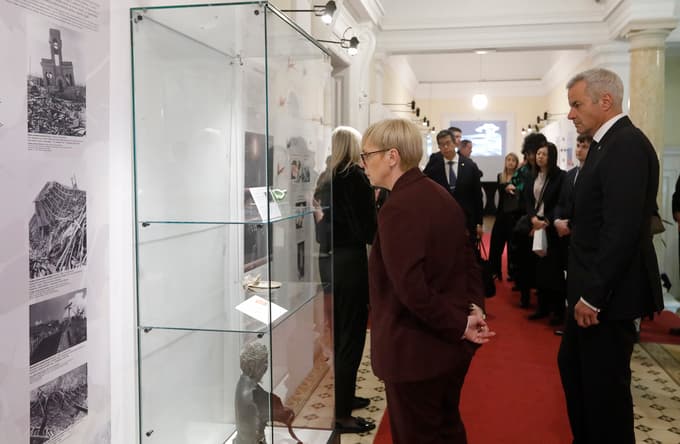 V vitrinah so na ogled osebni predmeti ljudi, ki so utrpeli tragedijo.