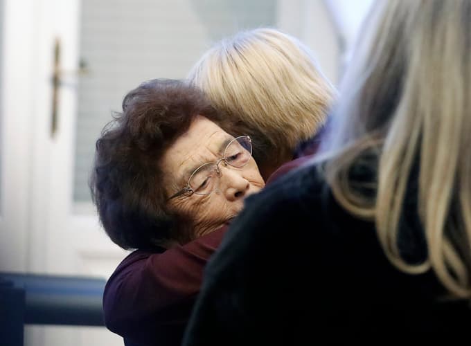 Predsednica republike Nataša Pirc Musar v objemu s preživelo Kasaoko.