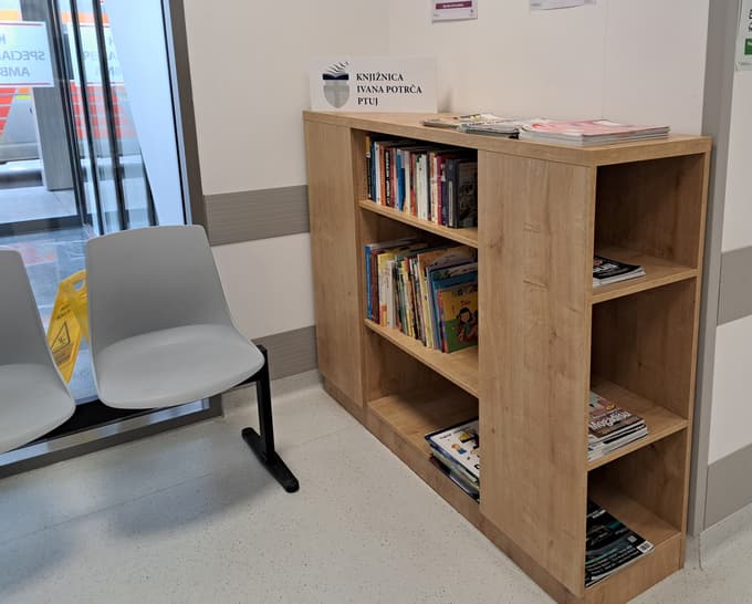 Knjižne police v urgentnem centru bolnišnica ptuj