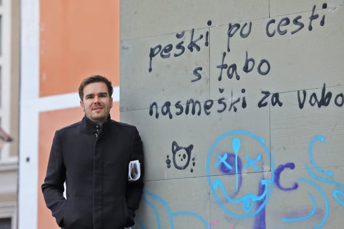 Ko se Knez odpravi na teren, svoje poročanje oplemeniti z novimi tehnološkimi praksami.  