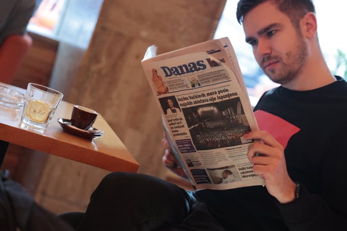 Jon Knez na terenu v Beogradu, kjer je za Večer pripravil več odmevnih zgodb.  