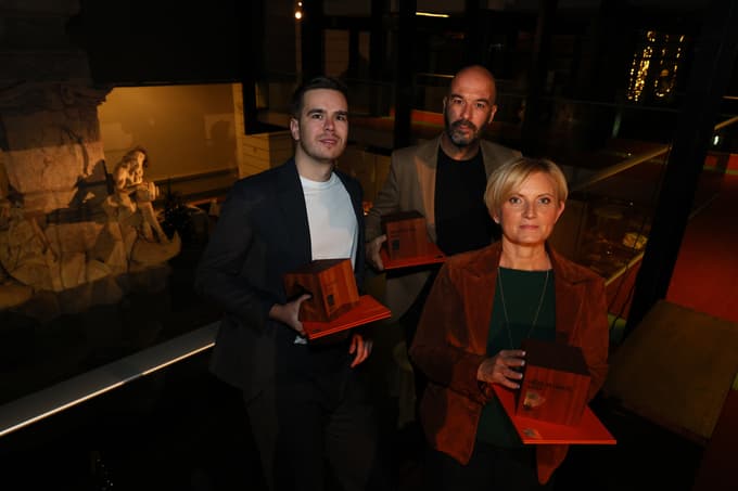 Nagrajena trojka z Večera: novinarja Urška Mlinarič in Jon Knez (levo) ter fotoreporter Robert Balen.