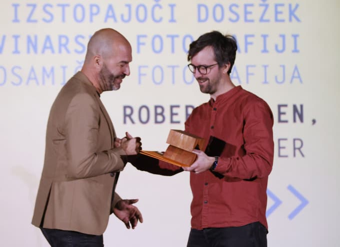 Nagrada iz rok predsednika DNS Gašperja Andrinka Večerovemu fotoreporterju Robertu Balenu. 
