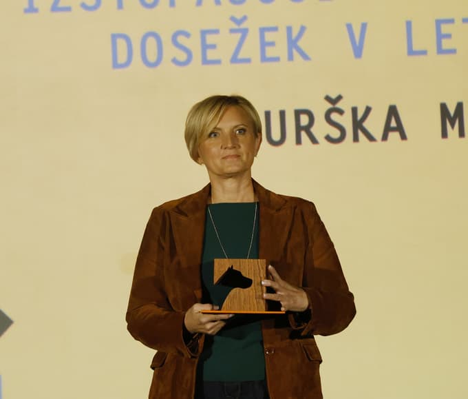 Čuvaj za najbolj izstopajoče novinarske dosežke večerovki Urški Mlinarič. 