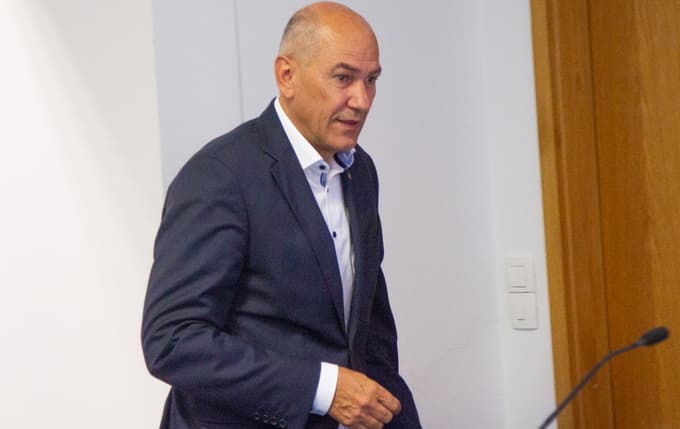 Gre za nadaljevanje spora, ki ga je predsednik SDS Janez Janša začel že ob Logarjevem razkritju imena nove stranke oktobra lani.