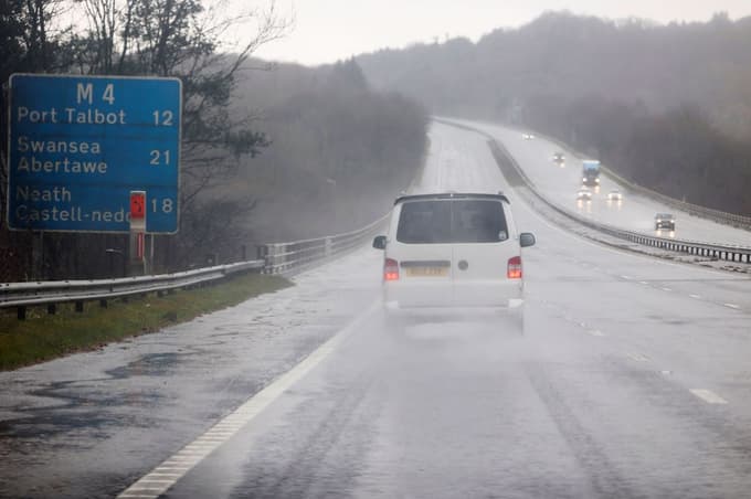 (FOTO) Neurje Darragh zahtevalo eno smrtno žrtev, več sto tisoč ljudi brez elektrike
