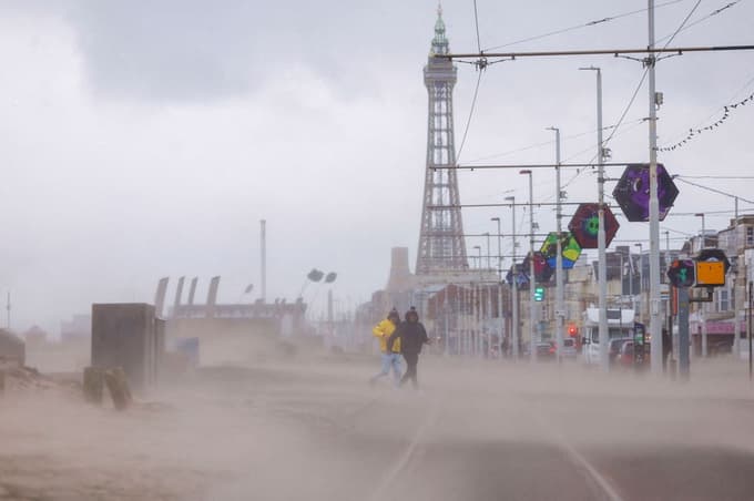 (FOTO) Neurje Darragh zahtevalo eno smrtno žrtev, več sto tisoč ljudi brez elektrike