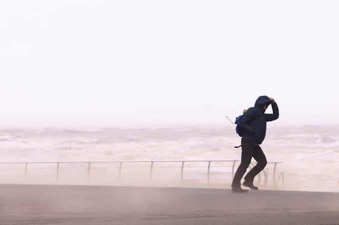 (FOTO) Neurje Darragh zahtevalo eno smrtno žrtev, več sto tisoč ljudi brez elektrike
