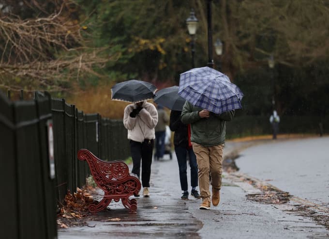 (FOTO) Neurje Darragh zahtevalo eno smrtno žrtev, več sto tisoč ljudi brez elektrike
