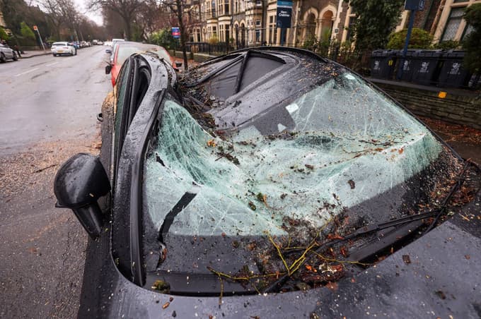 (FOTO) Neurje Darragh zahtevalo eno smrtno žrtev, več sto tisoč ljudi brez elektrike