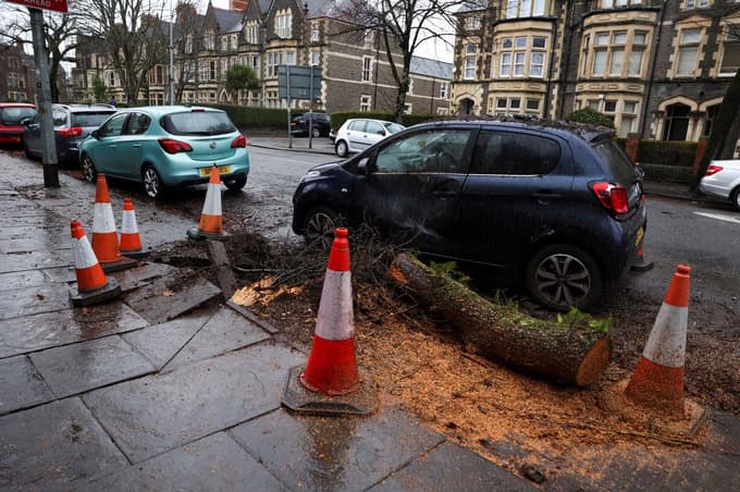 (FOTO) Neurje Darragh zahtevalo eno smrtno žrtev, več sto tisoč ljudi brez elektrike