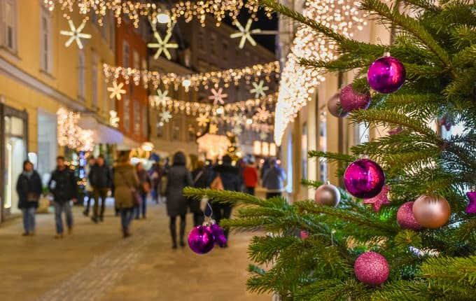 Čarovnija lučk in kuhanega vina: Je ceneje na adventu v Gradcu ali Zagrebu?