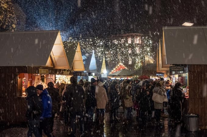 Čarovnija lučk in kuhanega vina: Je ceneje na adventu v Gradcu ali Zagrebu?
