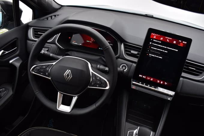 V notranjosti izstopa pokonci postavljen osrednji zaslon.