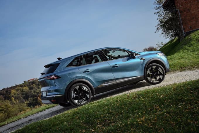 Sprednja polovica je identična capturju, razlika se začne od zadnjih sedežev nazaj.