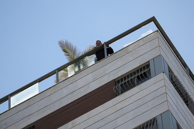 (FOTO) Dron zadel stanovanjsko stavbo v Izraelu