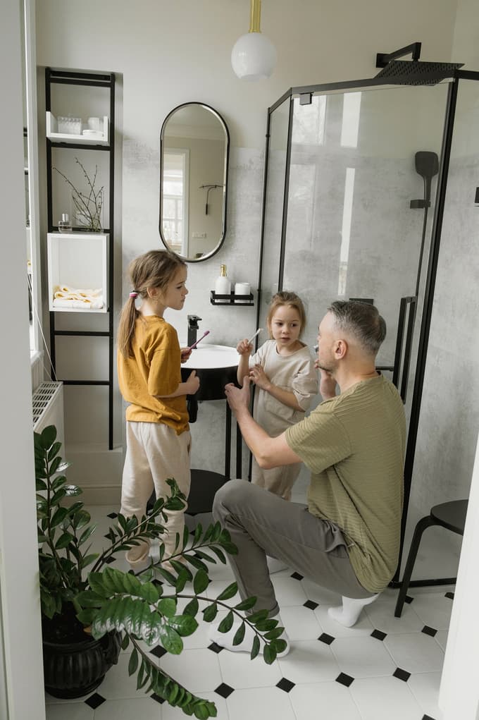 Osnova za to, da bomo lahko v kopalnici zagotavljali brezhibno higieno brez uporabe agresivnih kemikalij, je poleg izbire materialov tudi pravilna izbedba. 