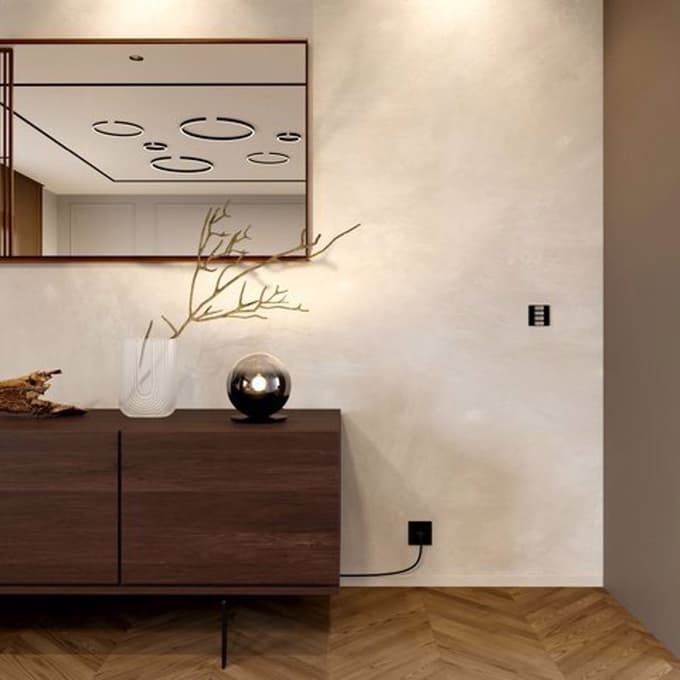 Polprosojne glazure se poigravajo s strukturo in globino.