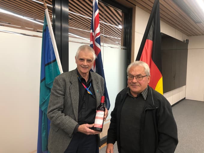 Jim Child (levo), župan Yarra Ranges, s steklenico vina potomke stare trte v Melbournu.