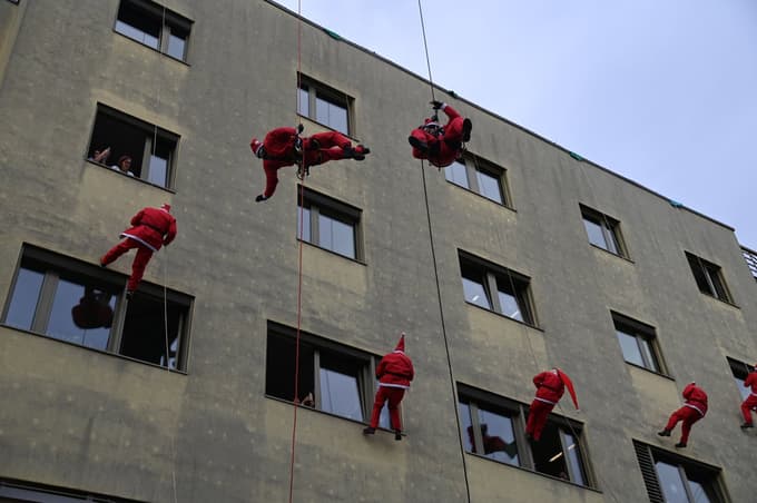 (FOTO in VIDEO) Božičkom so se pri spustu s strehe pridružili reševalni psi