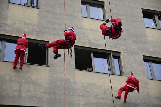 (FOTO in VIDEO) Božičkom so se pri spustu s strehe pridružili reševalni psi