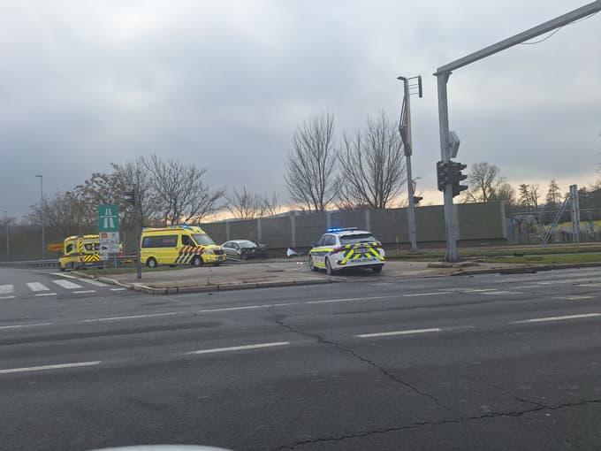 (FOTO) Razbit avto na pločniku, deli po vsem cestišču, reševalci: Kaj se je zgodilo na Zaloški cesti?