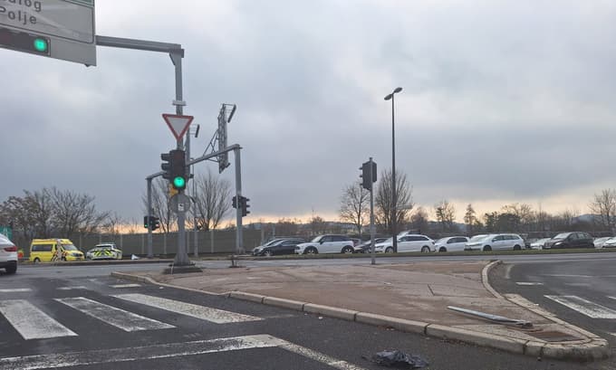 (FOTO) Razbit avto na pločniku, deli po vsem cestišču, reševalci: Kaj se je zgodilo na Zaloški cesti?