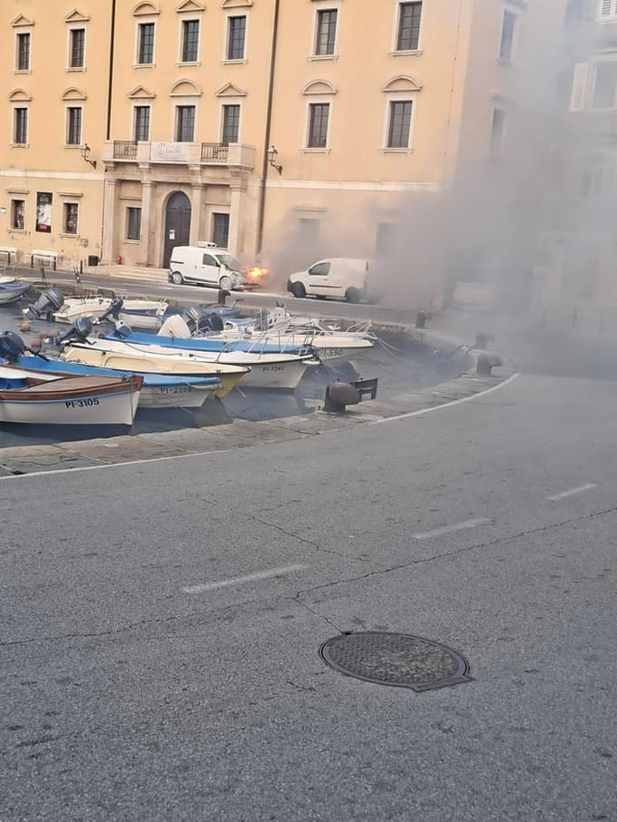 (FOTO) Zjutraj zagorelo ob piranskem mandraču