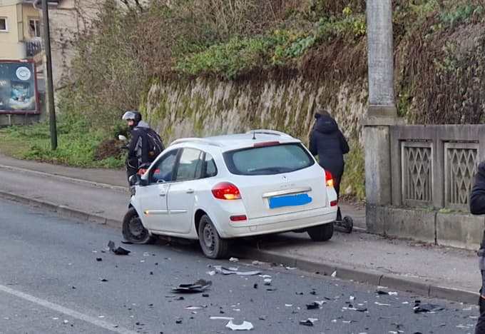 (FOTO) V nesreči udeležena tri vozila: Zaradi kolone je obračal, potem pa je počilo