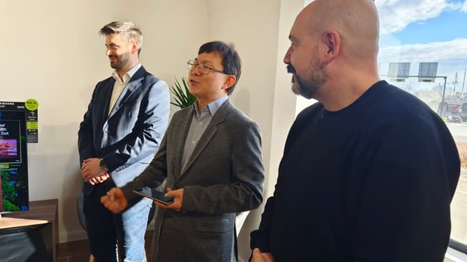 Direktor podjetja Promobi Marko Miličević (levo) je na otvoritvi povedal, da se bodo trudili strankam čim hitreje popraviti njihove mobilne naprave.