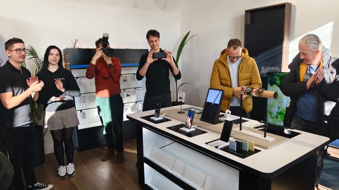 Servisni center bo vključeval tudi izkustveno cono in maloprodajni prostor, kjer bodo stranke lahko kupile mobilne naprave in dodatno opremo.